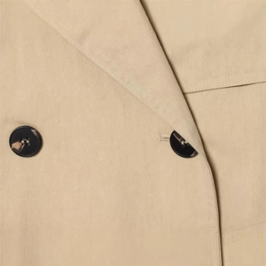 Elegante trench doppiopetto kaki con spalline e bottoni classici in resina