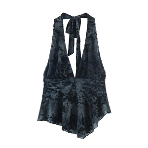 Détails du motif floral floqué sur le haut licou gris avec un ourlet irrégulier