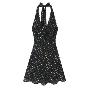 Détail du décolleté en V avec dentelle noire et nœud licou sur une robe fleurie