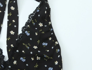 Détail du tissu à imprimé fleuri avec bordure en dentelle noire sur une robe slim