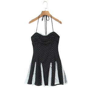 Dettaglio abito a pois a fascia con busto a pieghe e patchwork in pizzo bianco e mesh