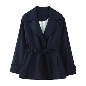 Giacca trench corta blu navy da donna con cintura e fodera bianca a contrasto