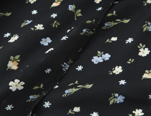 Gros plan sur le tissu mousseline à fleurs avec de petites fleurs et coutures précises
