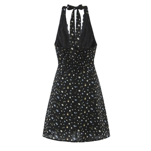 Détail de robe dos nu à fleurs avec nœud papillon au dos et taille haute élastique