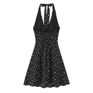 Détail d'une robe dos nu noire à fleurs avec fronces élastiques au dos et liens