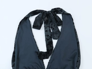 Détail du haut licou noir avec nœud en mesh floral floqué et col en V plongeant