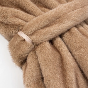 Macro détaillée de la texture fausse fourrure camel avec boucle de ceinture en satin