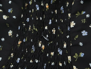 Détails de robe à fleurs avec smocks élastiques et fermeture éclair dos invisible