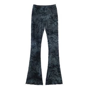 Détail du pantalon évasé à taille haute avec texture marbre gris et motif floral