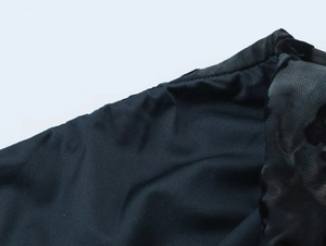 Détail de la texture en maille noire et de la bordure en mesh sur l'ensemble d'été
