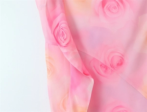 Détail de l'imprimé floral rose sur un tissu en mousseline léger pour robe femme