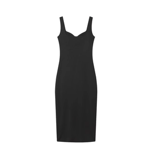 Détail de l'encolure en cœur et des larges bretelles de la robe midi noire unie