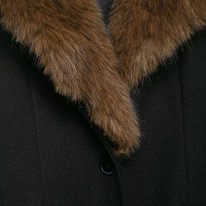 Manteau noir classique avec col épais en fausse fourrure marron et bouton élégant