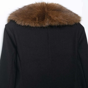 Manteau classique noir en laine pour femme avec un col en fausse fourrure marron au dos