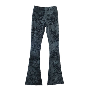Détail du motif de pantalon évasé avec imprimés tie-dye gris et silhouettes florales noires