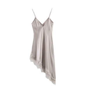 Détail de robe nuisette en satin avec bordure en dentelle et ourlet asymétrique