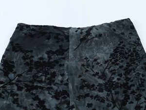 Gros plan détaillé du tissu en maille grise avec motifs floraux noirs floqués élégants
