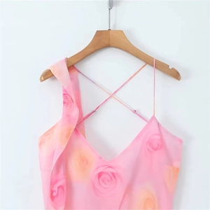 Robe rose à fleurs avec col en V, bretelles volantées et dos nu croisé élégant