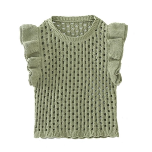 Détail du haut en maille crochet vert sauge avec manches à volants et motifs ajourés