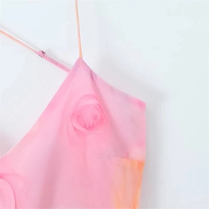 Robe dégradée rose et orange avec décoration florale 3D et fines bretelles spaghetti