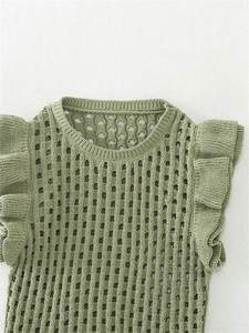 Vue détaillée du haut en maille verte avec motif ajouré et manches à volants froufrous