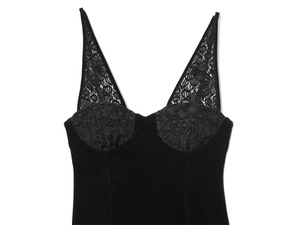Dettaglio ravvicinato del top in velluto slim fit con elegante patchwork in pizzo nero