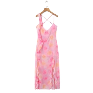 Robe midi rose à fleurs avec volants, col en V et bretelles croisées au dos sur cintre