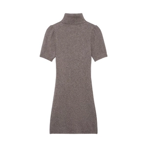 Dettaglio dell'abito mini in maglia marrone con maniche a sbuffo e collo alto elegante