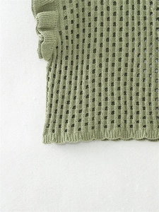 Détail d'un haut au crochet vert avec texture en maille et bordure à volants décorative