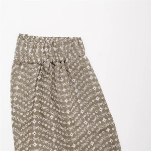 Short femme vert olive avec taille élastique et broderie florale blanche sur tout le tissu