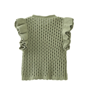 Détail du tricot pointelle et des manches à volants sur ce haut sans manches vert