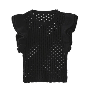 Détail d'un débardeur en maille noire avec texture ajourée et doubles manches à volants