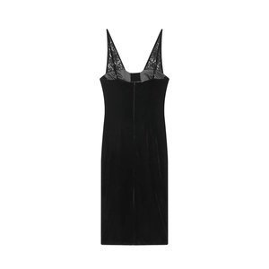 Abito tubino nero in velluto con spalline in pizzo e spacco posteriore per un look elegante