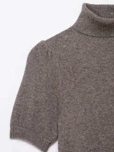 Dettaglio del tessuto a maglia testurizzato e del collo alto dell'abito corto marrone