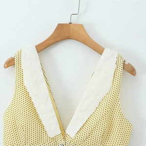 Abito vintage francese giallo a pois neri con colletto in pizzo bianco