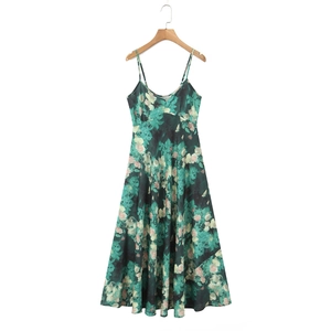 Détail d'une robe d'été vert foncé à fleurs avec col en V et bretelles réglables