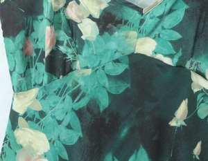 Détail de robe en satin de soie avec imprimé floral de roses vintage et couture en V fine