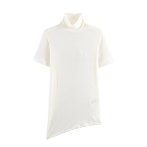 Top bianco minimalista da donna a collo alto con design dell'orlo asimmetrico