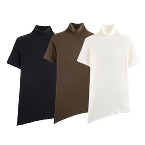 T-shirt da donna a collo alto con maniche corte e orlo asimmetrico in tre varianti colore