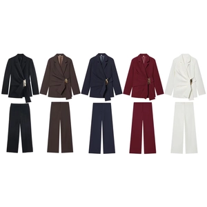 Vue détaillée de l'ensemble tailleur pour femme avec boucle en cinq coloris divers