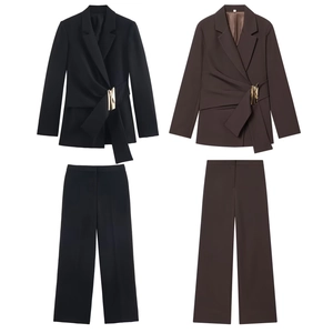 Détail de la taille asymétrique et boucle dorée sur un ensemble de costume pour femme