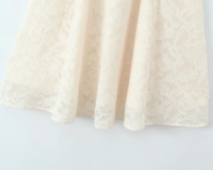 Gros plan détaillé du tissu en dentelle blanc crème avec textures et motifs floraux 3D