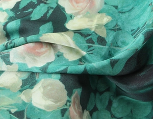 Détail de l'imprimé floral rose élégant sur tissu soyeux avec drapé doux et fin