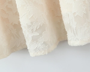 Vue macro détaillée du tissu jacquard blanc cassé avec des textures gaufrées élégantes