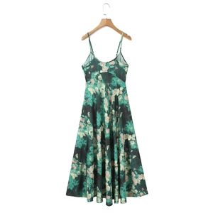 Détail d'une robe longue vert foncé à imprimé floral vintage avec de fines bretelles