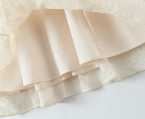 Gros plan du tissu jacquard beige de la robe avec doublure intérieure douce et soignée