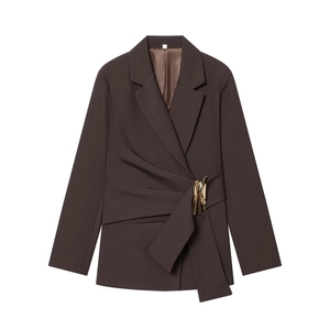 Détail du blazer croisé avec boucle métallique dorée et tissu tissé marron foncé