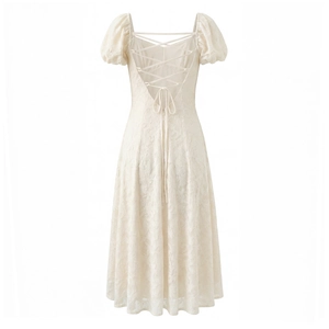Détail d'une robe en dentelle dos nu avec lacets et manches bouffantes blanc crème