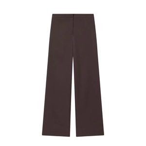 Détail du pantalon large marron foncé avec taille haute et tissu fluide élégant