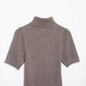 Abito in maglia marrone a dolcevita con maniche corte a sbuffo dal design moderno